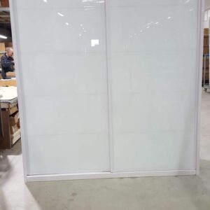 ארון חזית זכוכית